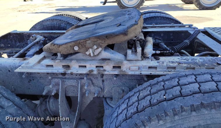 image for item DT0925 2005 International 9400i semi truck