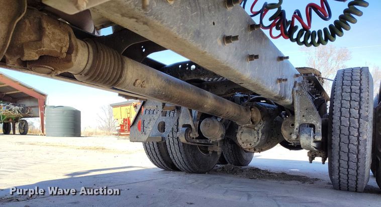 image for item DT0925 2005 International 9400i semi truck