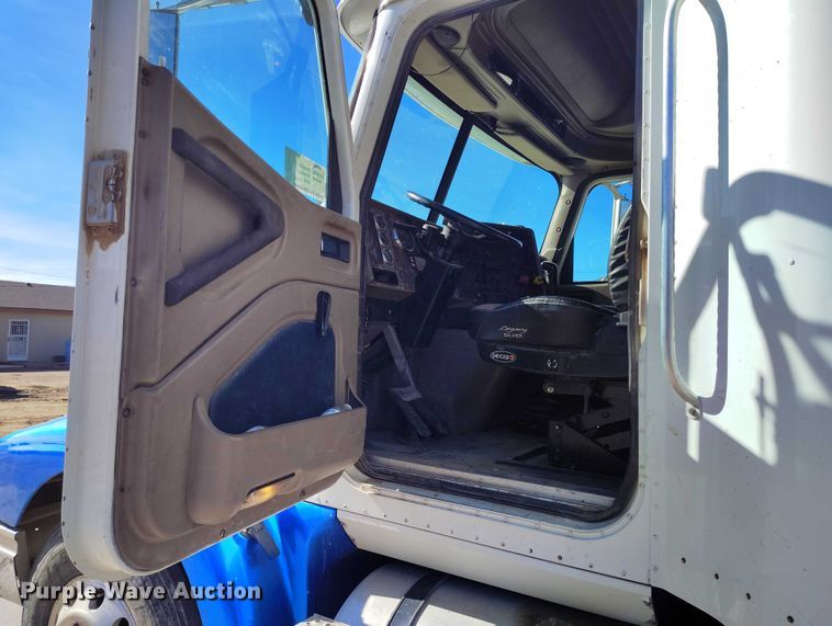 image for item DT0925 2005 International 9400i semi truck