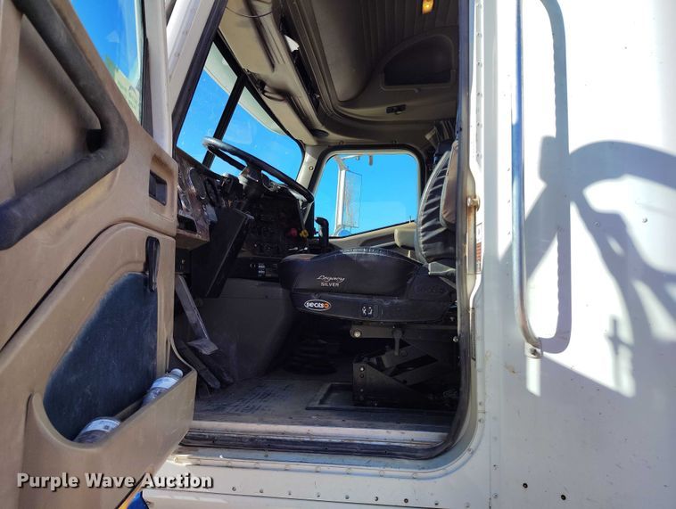 image for item DT0925 2005 International 9400i semi truck