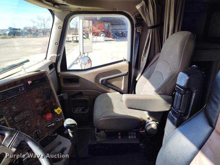 image for item DT0925 2005 International 9400i semi truck