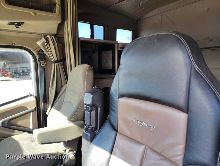 image for item DT0925 2005 International 9400i semi truck