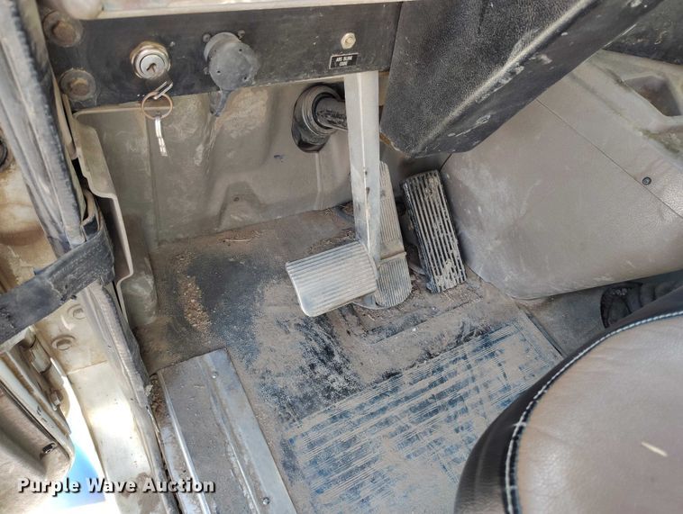 image for item DT0925 2005 International 9400i semi truck