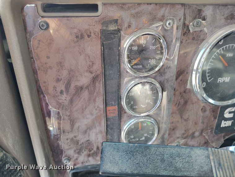 image for item DT0925 2005 International 9400i semi truck