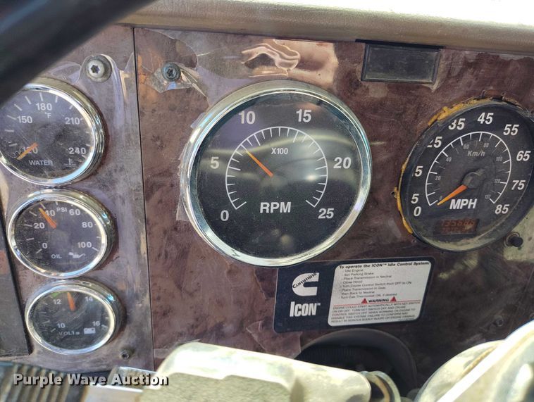 image for item DT0925 2005 International 9400i semi truck