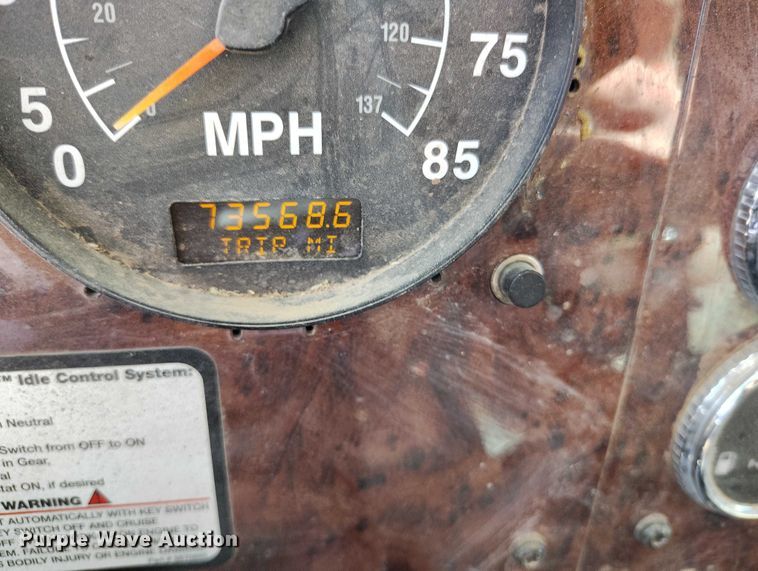 image for item DT0925 2005 International 9400i semi truck