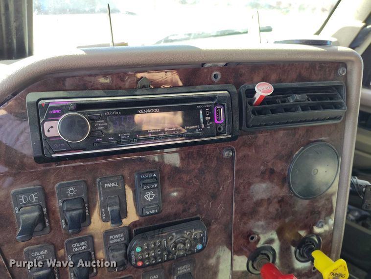 image for item DT0925 2005 International 9400i semi truck