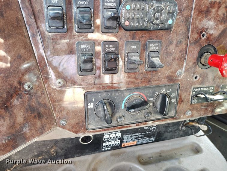 image for item DT0925 2005 International 9400i semi truck