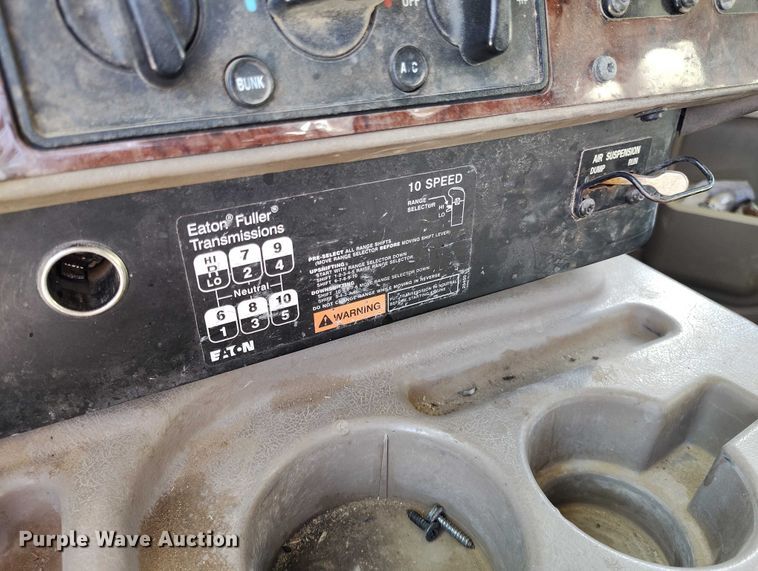 image for item DT0925 2005 International 9400i semi truck