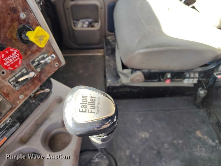 image for item DT0925 2005 International 9400i semi truck