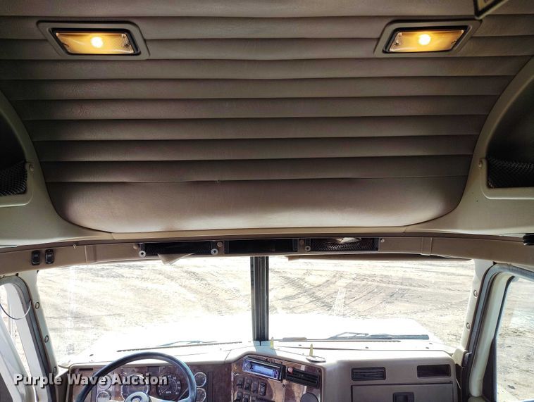 image for item DT0925 2005 International 9400i semi truck