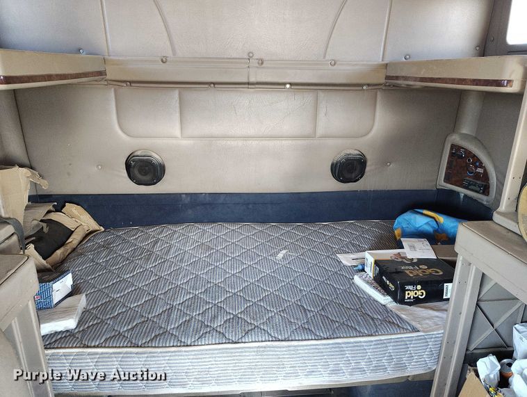 image for item DT0925 2005 International 9400i semi truck