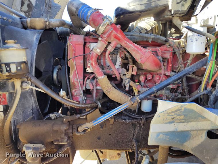 image for item DT0925 2005 International 9400i semi truck