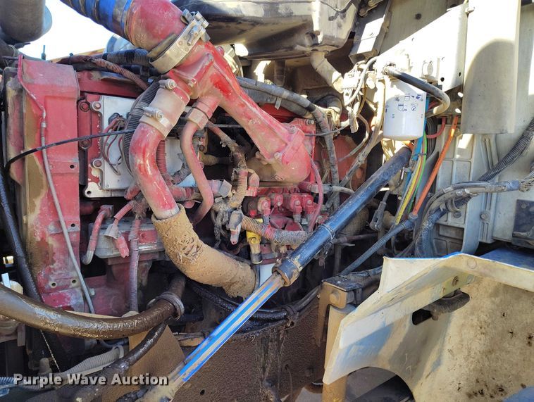 image for item DT0925 2005 International 9400i semi truck