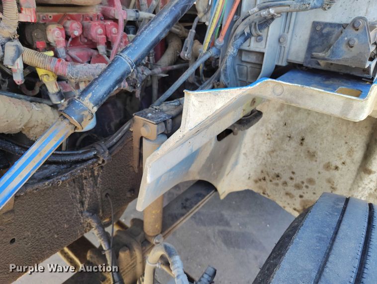 image for item DT0925 2005 International 9400i semi truck