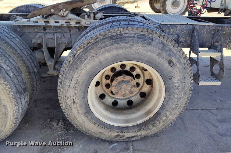 image for item DT0925 2005 International 9400i semi truck