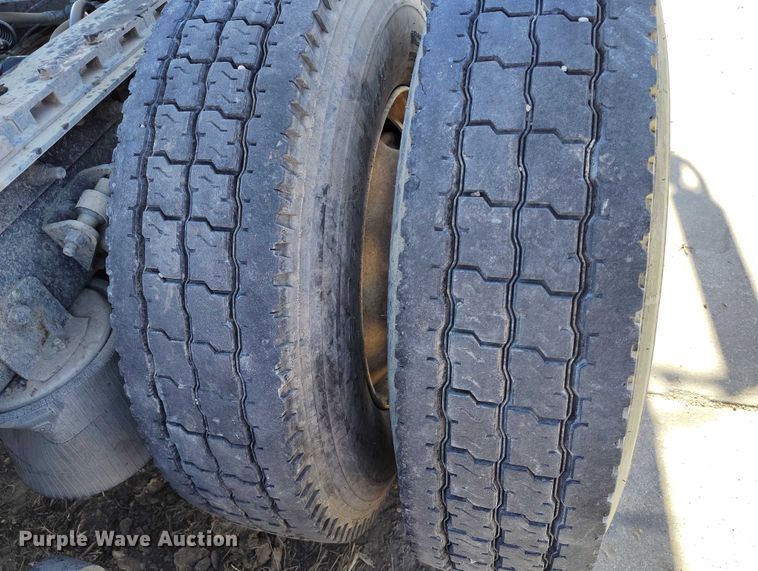 image for item DT0925 2005 International 9400i semi truck