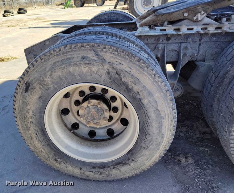 image for item DT0925 2005 International 9400i semi truck