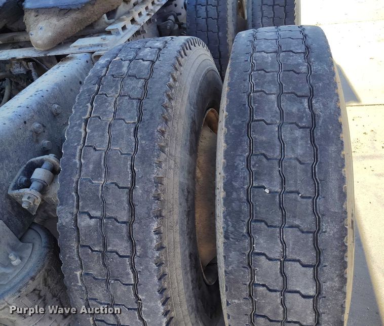 image for item DT0925 2005 International 9400i semi truck