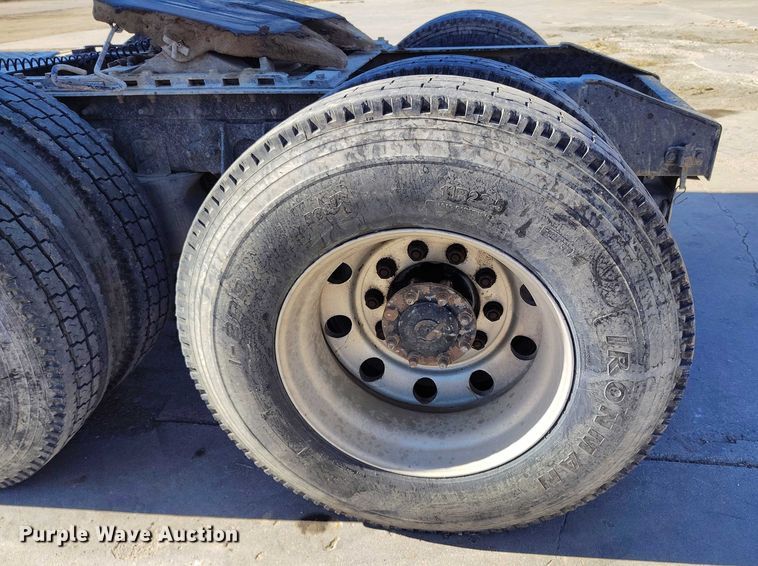 image for item DT0925 2005 International 9400i semi truck