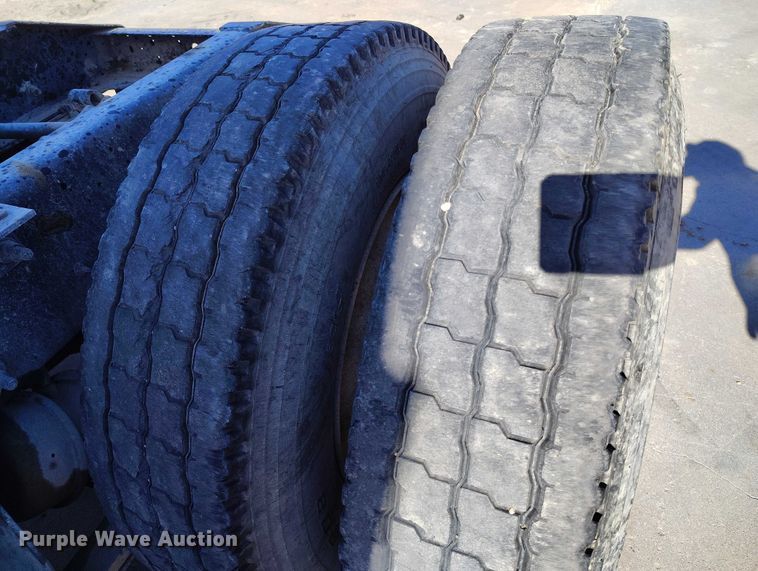 image for item DT0925 2005 International 9400i semi truck