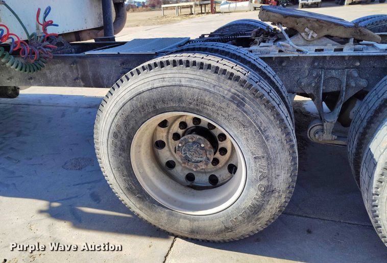 image for item DT0925 2005 International 9400i semi truck