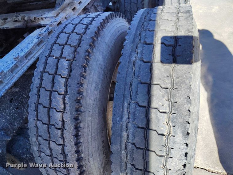 image for item DT0925 2005 International 9400i semi truck