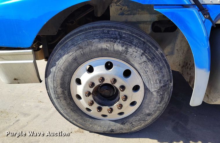 image for item DT0925 2005 International 9400i semi truck