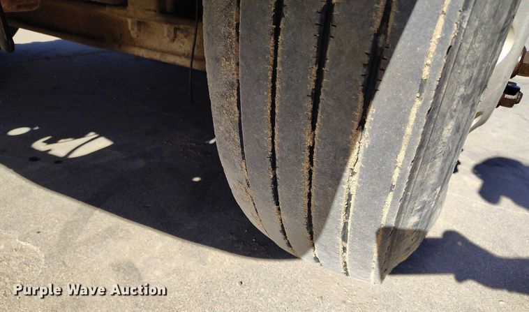 image for item DT0925 2005 International 9400i semi truck