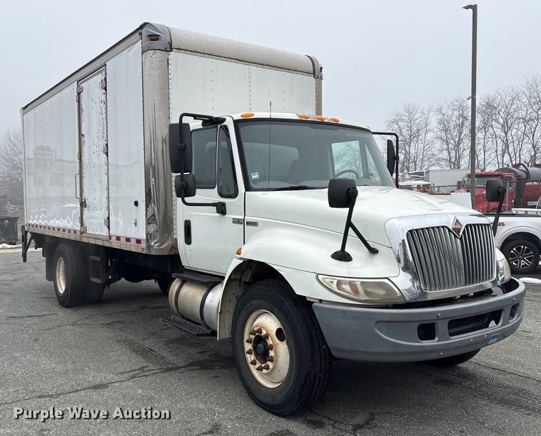 image for item DT2843 2015 International 4300 box truck
