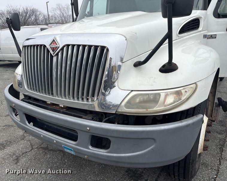 image for item DT2843 2015 International 4300 box truck