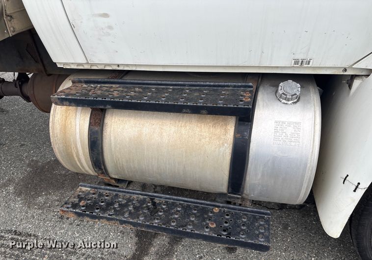 image for item DT2843 2015 International 4300 box truck