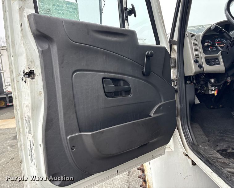 image for item DT2843 2015 International 4300 box truck