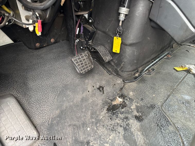 image for item DT2843 2015 International 4300 box truck