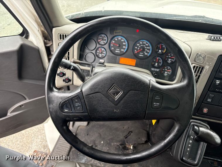 image for item DT2843 2015 International 4300 box truck