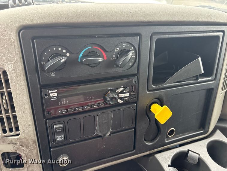 image for item DT2843 2015 International 4300 box truck