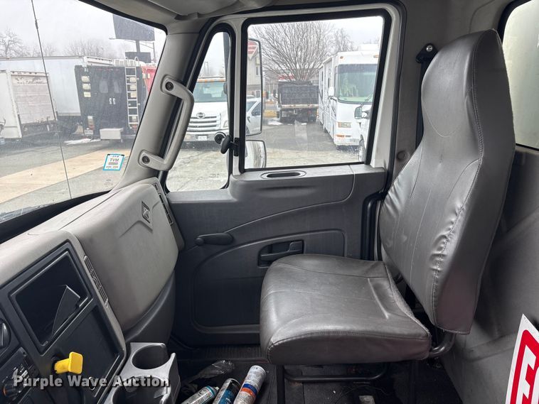 image for item DT2843 2015 International 4300 box truck