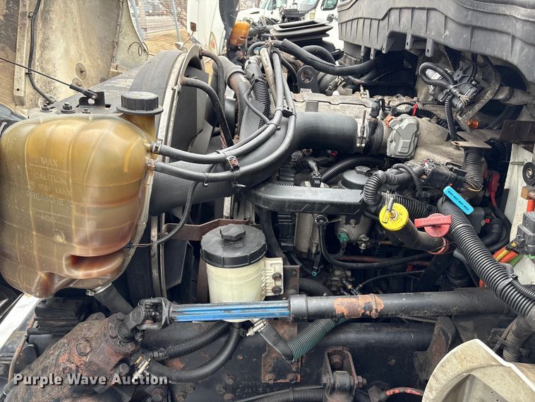 image for item DT2843 2015 International 4300 box truck