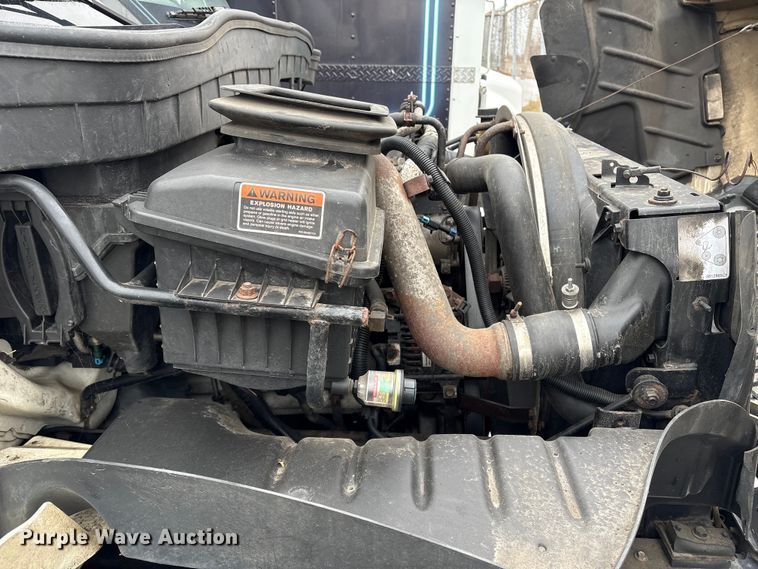 image for item DT2843 2015 International 4300 box truck