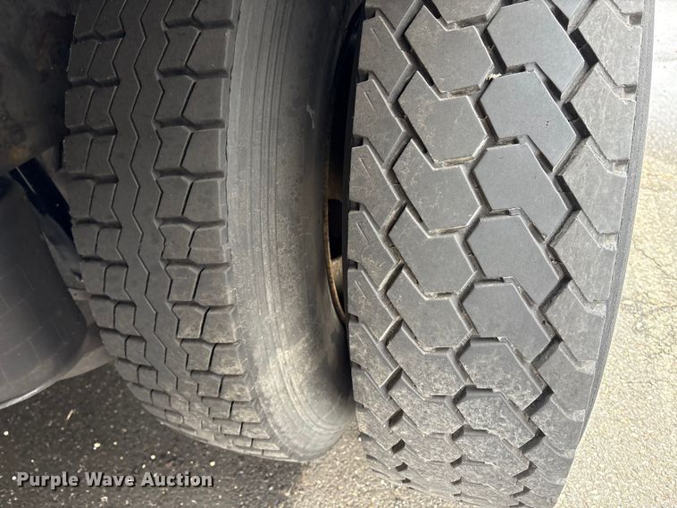 image for item DT2843 2015 International 4300 box truck