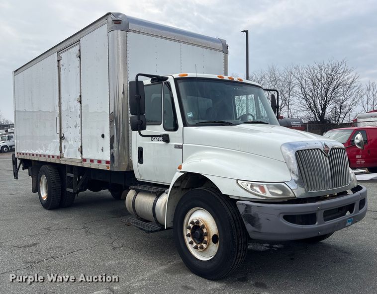 image for item DT2844 2015 International 4300 box truck