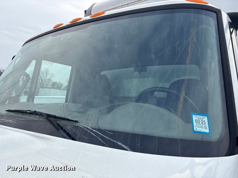 image for item DT2844 2015 International 4300 box truck