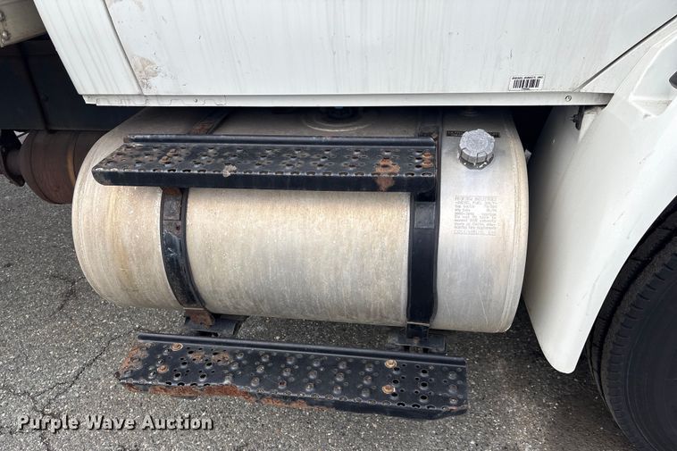 image for item DT2844 2015 International 4300 box truck