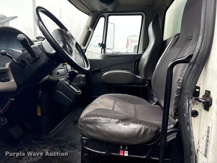 image for item DT2844 2015 International 4300 box truck