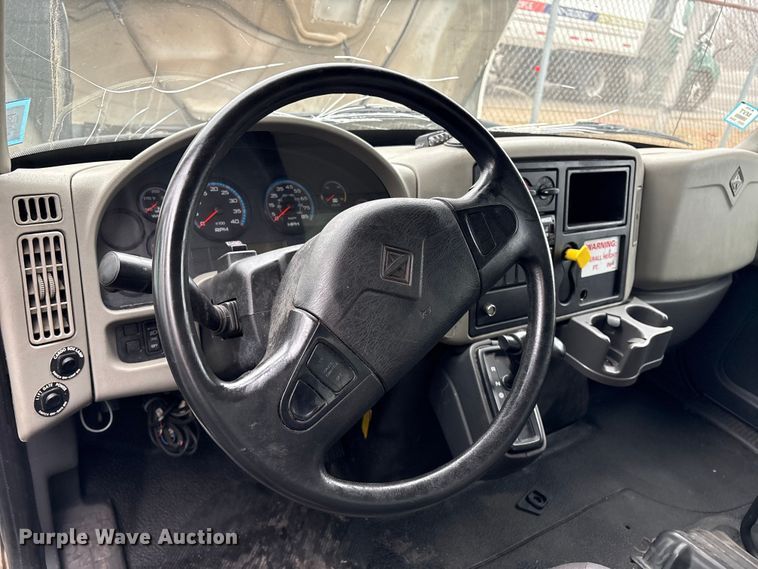 image for item DT2844 2015 International 4300 box truck