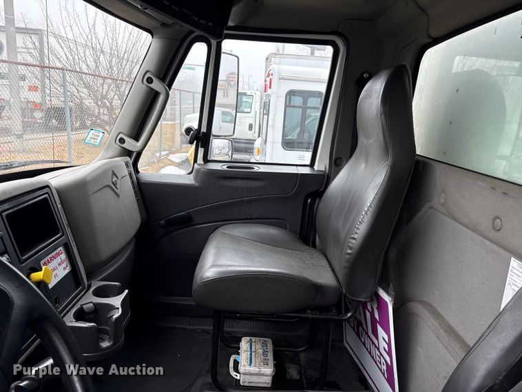 image for item DT2844 2015 International 4300 box truck