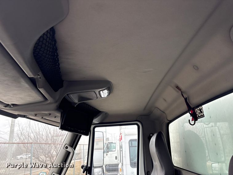 image for item DT2844 2015 International 4300 box truck