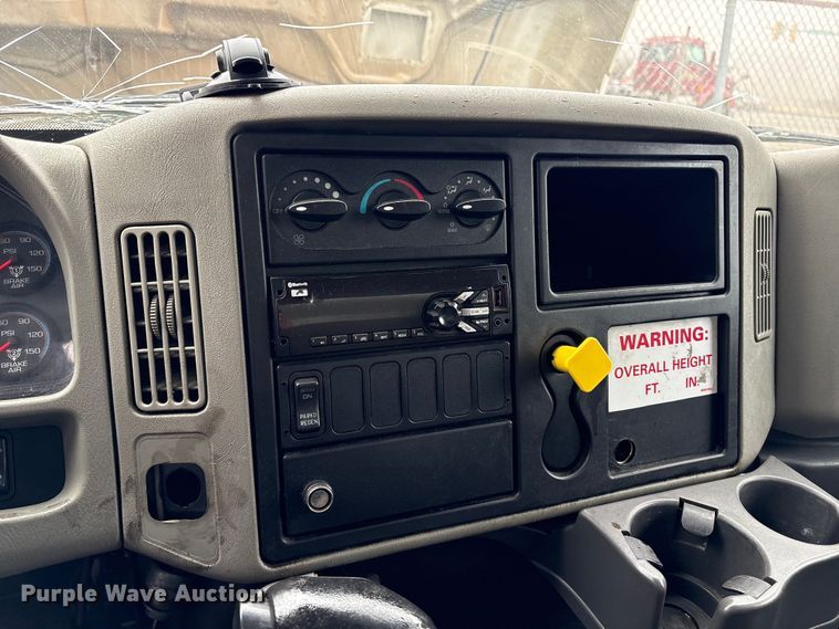 image for item DT2844 2015 International 4300 box truck