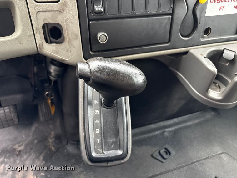 image for item DT2844 2015 International 4300 box truck