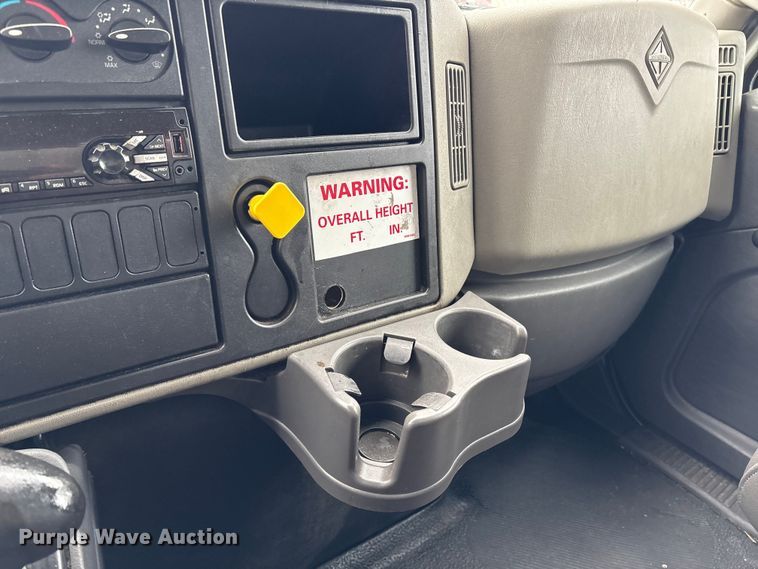 image for item DT2844 2015 International 4300 box truck